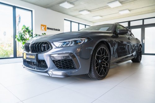 BMW M8 v showroomu