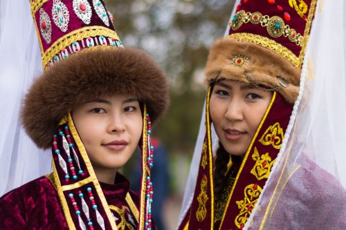 Tradičně oděné dívky v Aktobe